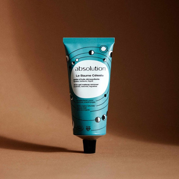 Sfeerbeeld van Absolution Le Baume Céleste met beige achtergrond en schaduwen