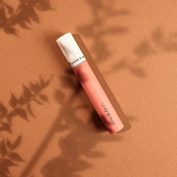 Absolution Le Mascara Intense met schaduw van planten op de achtergrond voor een natuurlijke uitstraling