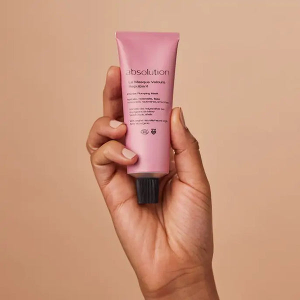 Le Masque Velours Repulpant van Absolution Cosmetics in de hand van een model, om de grootte van de tube te laten zien