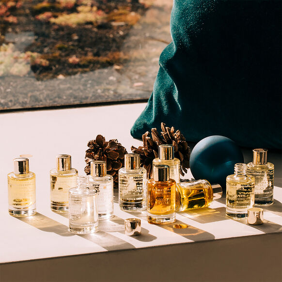 Alle producten uit de Ultimate Wellbeing Collection van Aromatherapy Associates volledig uitgestald in een luxe setting