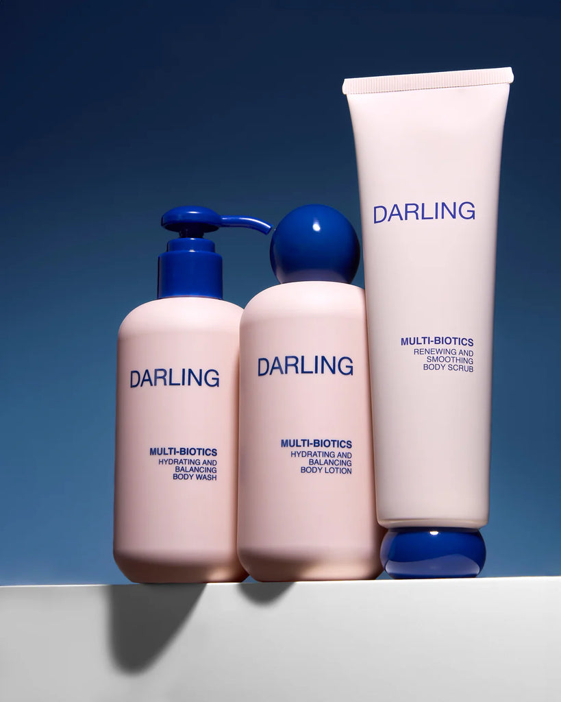 Darling lichaamsverzorgingscollectie met Body Wash, Body Lotion en Body Scrub in een stijlvolle setting.