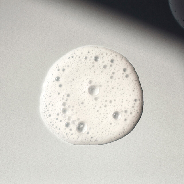 Textuur van de Breakout Clearing Foaming Wash, licht en schuimend voor een diepe reiniging