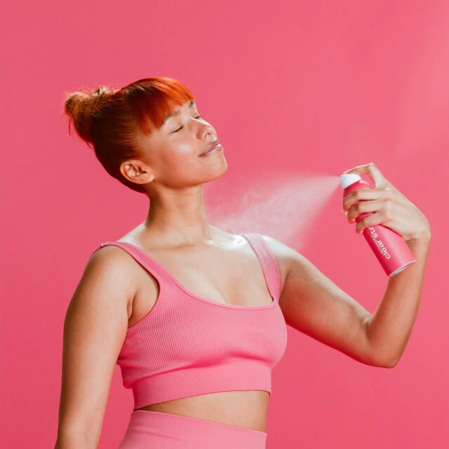 Gebruik van de Clarifying Body Spray om onzuiverheden te behandelen