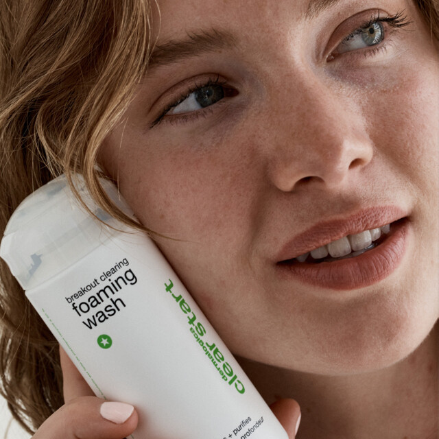 Dermalogica - Kit Clear Start Glow & Go avec une serviette pour le corps exfoliante gratuite