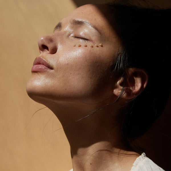 Vrouw geniet van een ontspannen moment met het biologische anti-aging oogconcentraat Le Soin Regard