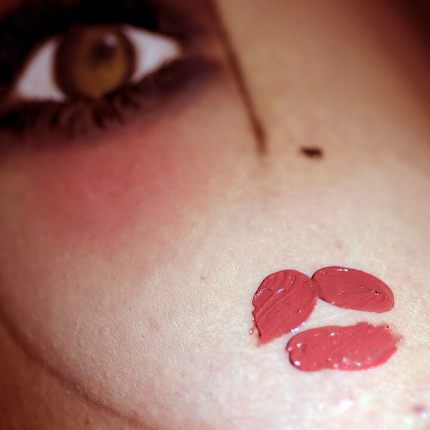 Ellis Faas - Hot Lips - Beauty Junkies