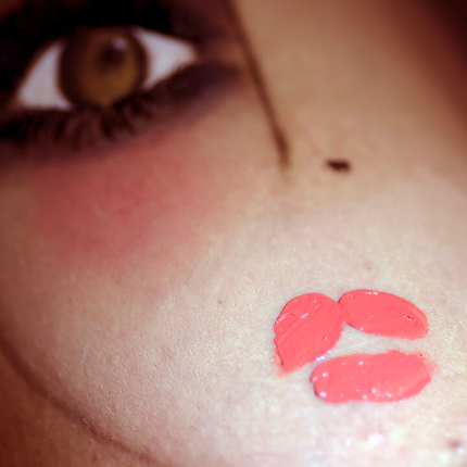 Ellis Faas - Hot Lips - Beauty Junkies