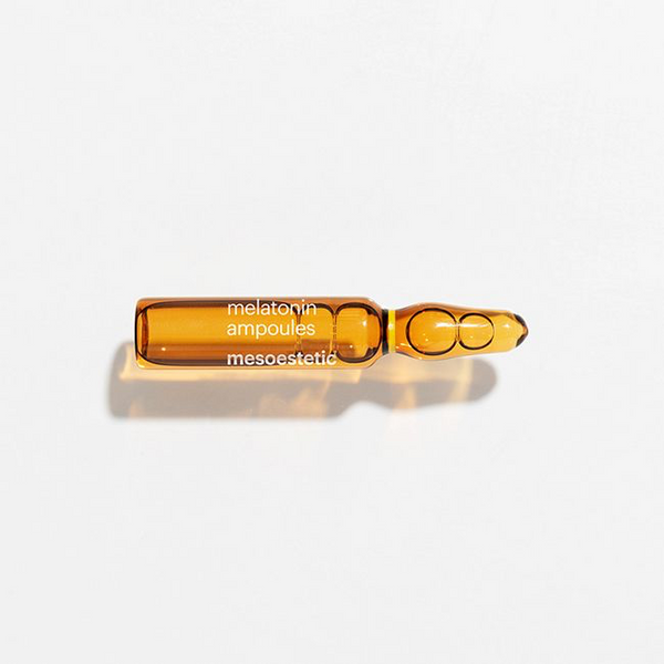 Mesoestetic Melatonin Ampoules verpakking met 10 ampullen van 2 ml, ontworpen voor regeneratie en anti-veroudering tijdens de nacht.