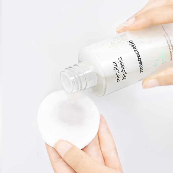 Mesoestetic® Micellar Biphasic Make-up Remover in een elegante flacon, ontworpen voor gevoelige huid rond ogen en lippen. Verwijdert moeiteloos make-up zonder vetresten