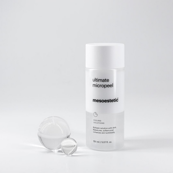 Mesoestetic® Ultimate Micropeel, een bifasische peeling die dode huidcellen verwijdert en de huidtextuur verfijnt voor een stralende, egale huid.