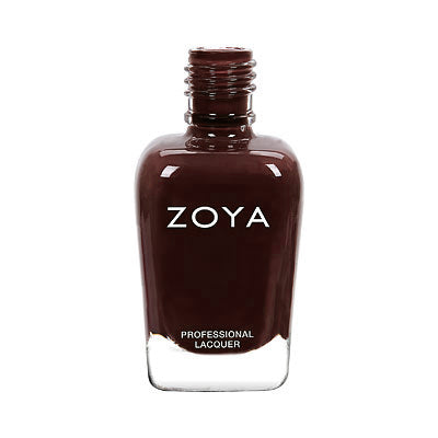 Zoya Elaine: intens bruine crèmelak met warme ondertoon. Volledige dekking in 2 lagen. Vegan & 10-Free.