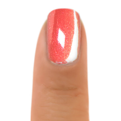 Zoya Solstice op medium huid – zomerse oranje shimmer nagellak