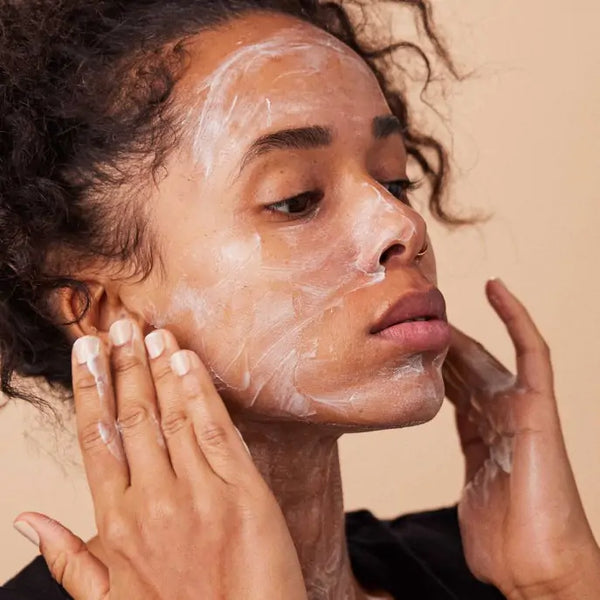 Model dat Le Masque Velours Repulpant van Absolution Cosmetics aanbrengt op haar gezicht voor intensieve hydratatie en verzorging