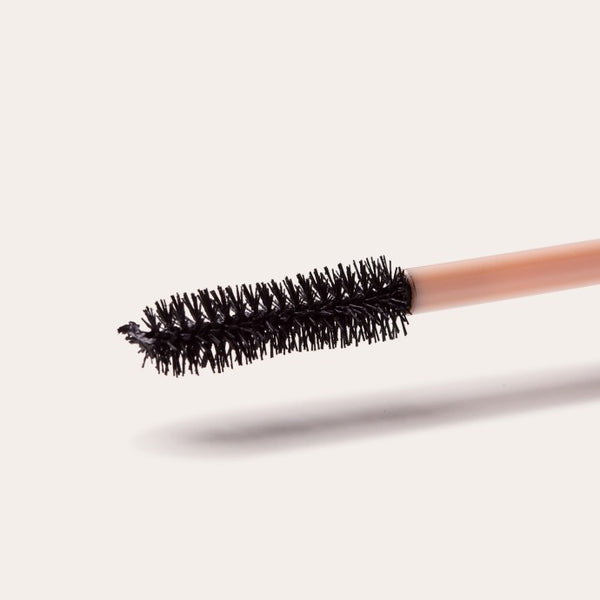 Close-up van de borstel van Absolution Le Mascara Intense voor perfecte applicatie