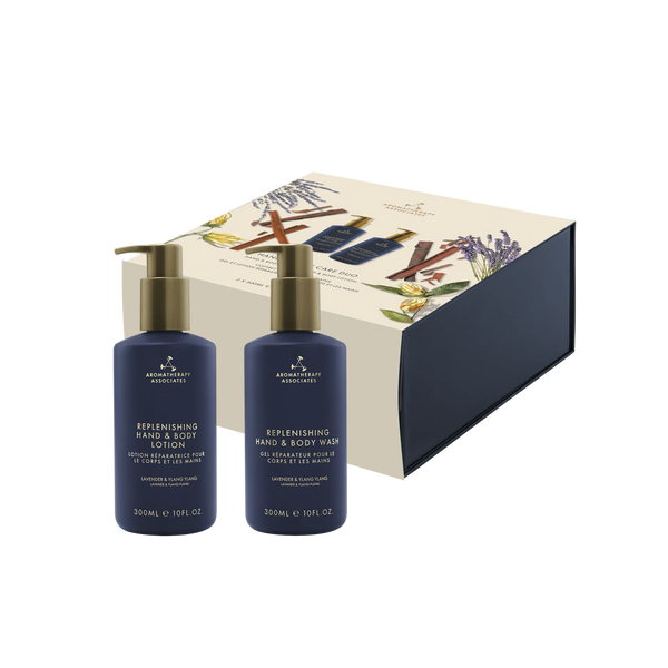 Fles Balance Replenishing Hand & Body Lotion van Aromatherapy Associates, 300ml, verrijkt met sheaboter voor optimale hydratatie, zichtbaar met  de doos.
