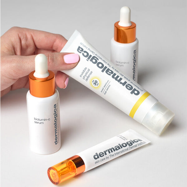 BioLumin-C Serum aangebracht op de huid, vermindert fijne lijntjes en pigmentvlekken