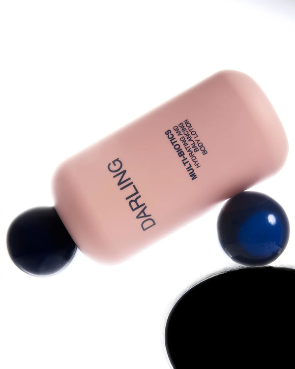 Stijlvolle weergave van Darling Multi-Biotics Body Lotion in een artistiek stilleven, met een focus op de luxe uitstraling van het product.