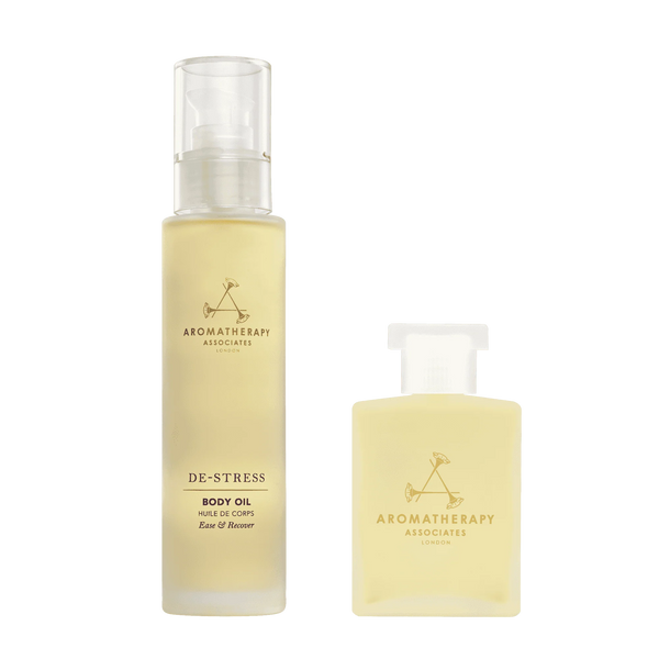 De-Stress Mind Bath & Shower Oil van Aromatherapy Associates in 55 ml fles en De-Stress Body Oil van Aromatherapy Associates in 100 ml fles, ideaal voor massage.