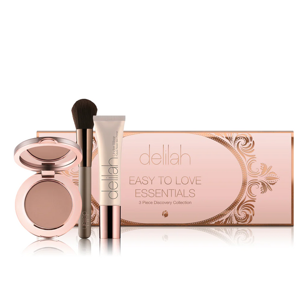 Drie producten van Delilah Easy to Love Essentials links voor de verpakking.