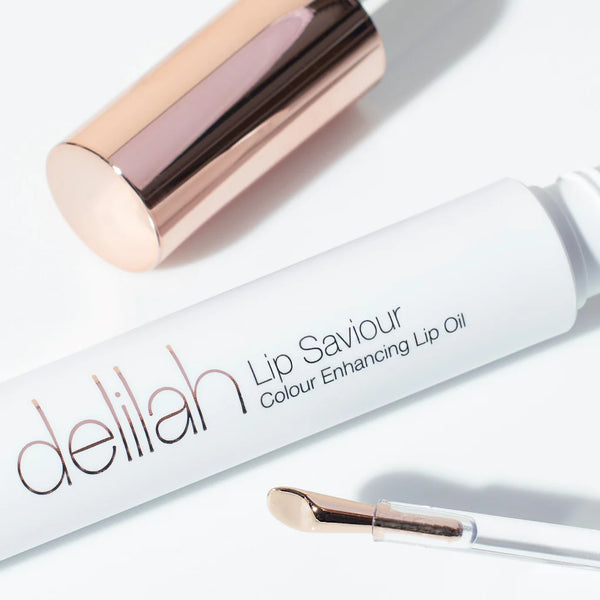 Close-up van de applicator van de Lip Saviour van Delilah, ideaal voor nauwkeurige en gemakkelijke applicatie van de lipolie