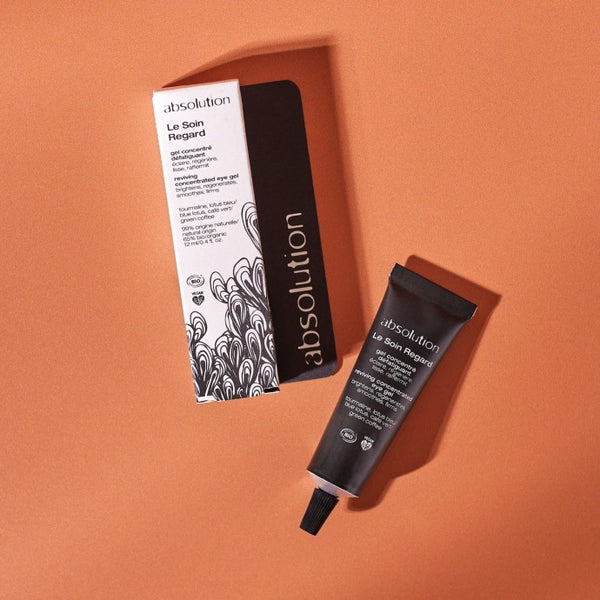 Detail van de tube van Le Soin Regard met productinformatie en gebruiksinstructies