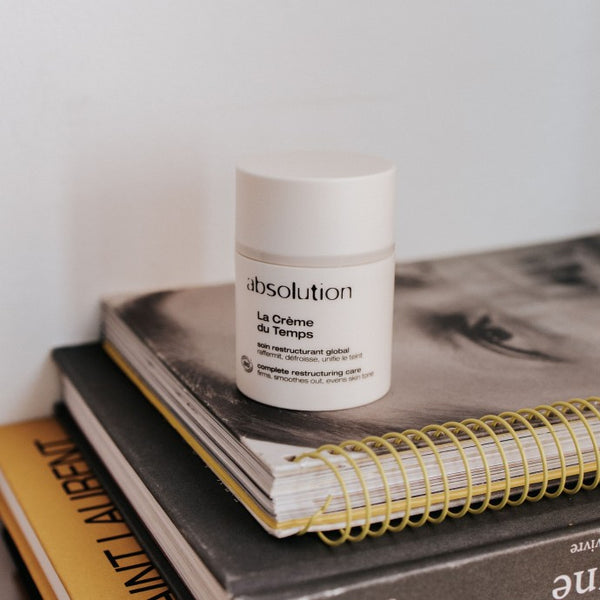 Detailopname van de elegante verpakking van La Crème du Temps, anti-aging verzorging van Absolution Cosmetics