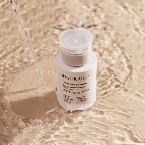 Verpakking van L'Eau Soir et Matin met een focus op de textuur van de fles en het etiket