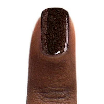 Zoya Elaine op donkere huid – rijke, warme bruine tint met gladde finish