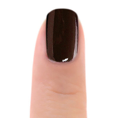 Zoya Elaine op lichte huid – diepe umberbruine nagellak met warme crèmige finish