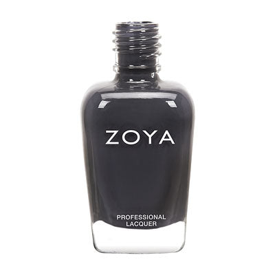 Nagellakflesje van Zoya Genevieve – koele leergrijze crèmelak met volle dekking