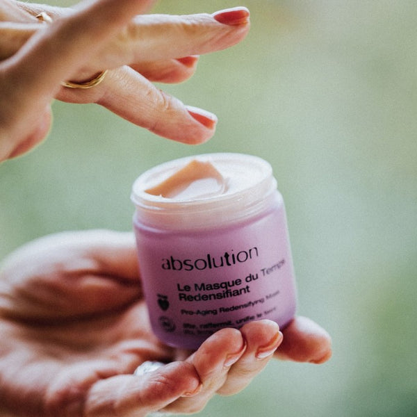 Hand die een hoeveelheid Le Masque du Temps uit de pot haalt