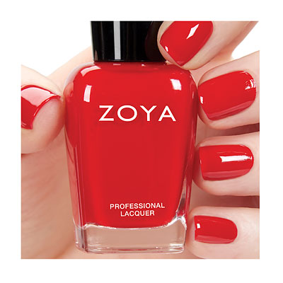 Zoya Hannah – rode nagellak aangebracht op nagels met glanzend crème effect
