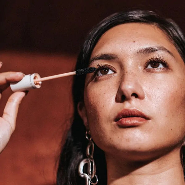 Vrouw brengt Absolution Le Mascara Intense aan op haar wimpers