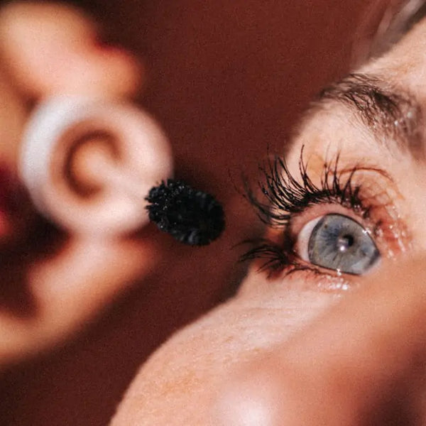 Close-up van vrouw die Absolution Le Mascara Intense aanbreng