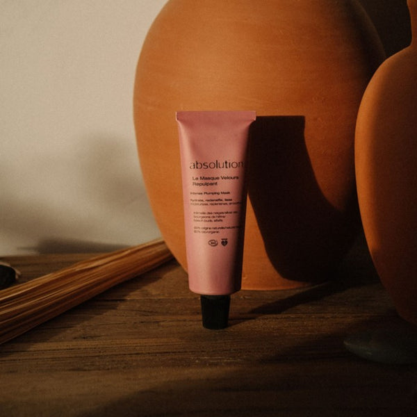 Le Masque Velours Repulpant gezichtsmasker op een houten tafel in een rustieke sfeer