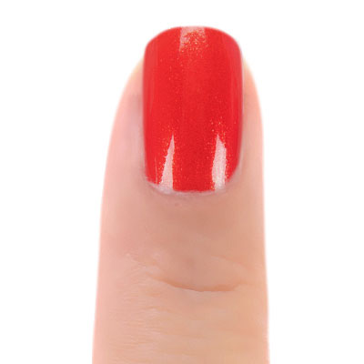 Zoya Marigold nagellak op lichte huid – helderrood met shimmerglans