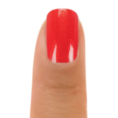 Zoya Marigold nagellak op medium huid – warme rode tint met micro-shimmer