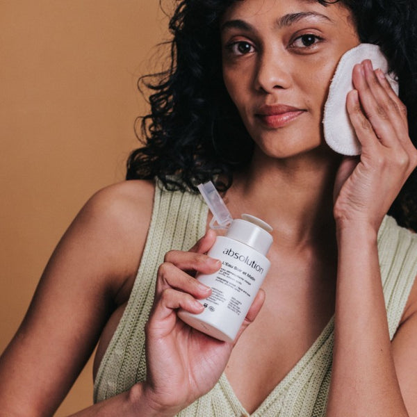 Model die haar gezicht afveegt met L'Eau Soir et Matin voor een frisse uitstraling