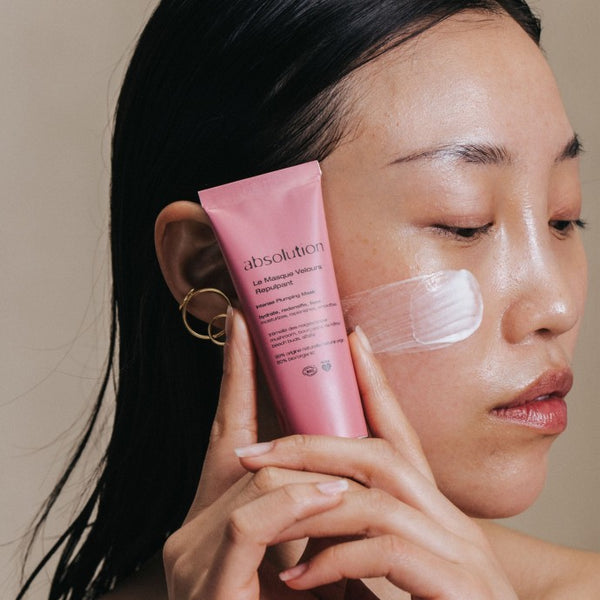 Model met Le Masque Velours Repulpant op haar gezicht voor hydratatie en kalmering