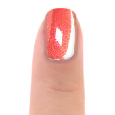 Zoya Solstice op lichte huid – glanzende oranje nagellak met metallic finish