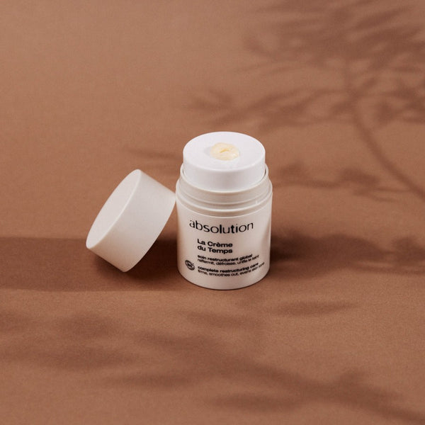 Pompsysteem van La Crème du Temps anti-aging crème van Absolution Cosmetics, met een druppel crème zichtbaar.