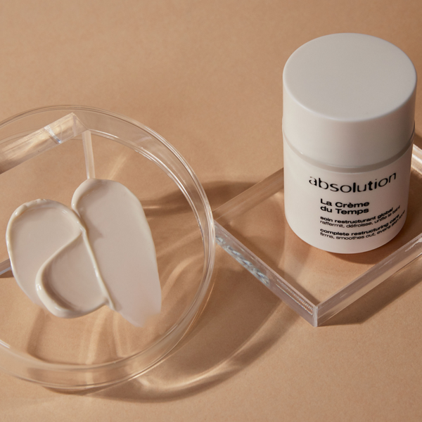 La Crème du Temps van Absolution Cosmetics op een luxe ondergrond, benadrukt de kwaliteit van de anti-aging crème.
