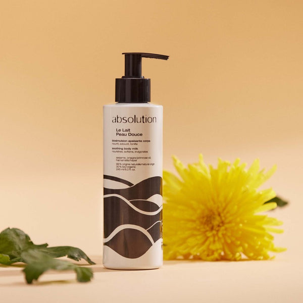 Sfeerfoto van Absolution Le Lait Peau Douce met een gele chrysant