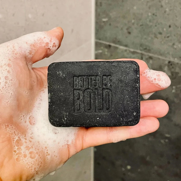 Mieux vaut être audacieux - lavage de tête chauve et de corps solide
