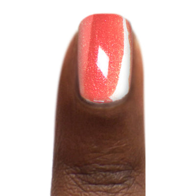 Zoya Solstice op donkere huid – heldere oranje nagellak met metallic glans