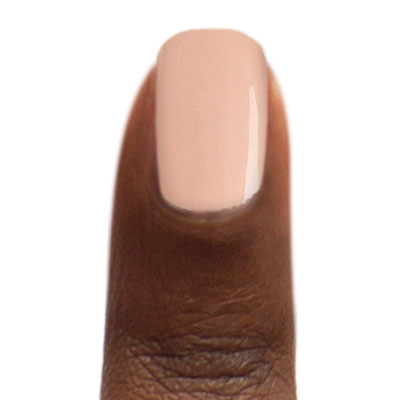 Zoya Tatum op donkere huid – elegante nude nagellak met een neutrale warme basis