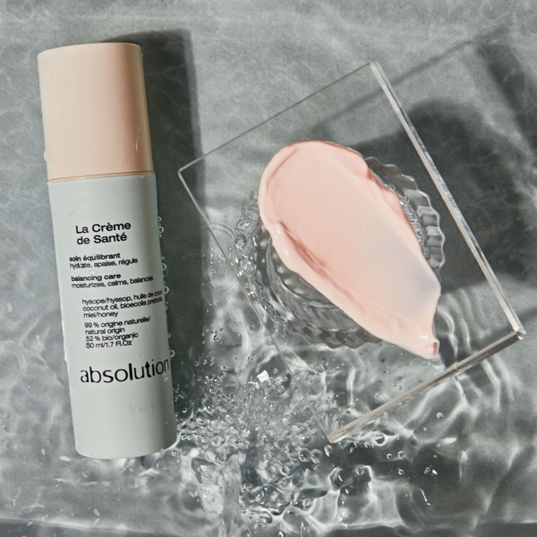 Textuur van La Crème de Santé samen met de verpakking, biologische huidverzorging.