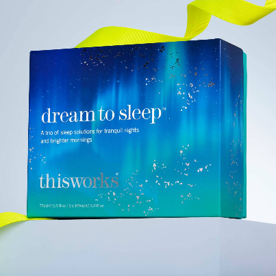 De doos van de This Works Dream to Sleep Cadeauset met gele lint als achtergronddecoratie