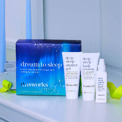 Doos van de This Works Dream to Sleep Cadeauset met de drie producten zichtbaar en een gele lint tussen de items