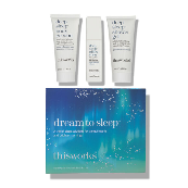 De drie producten van de This Works Dream to Sleep Cadeauset naast de gesloten doos